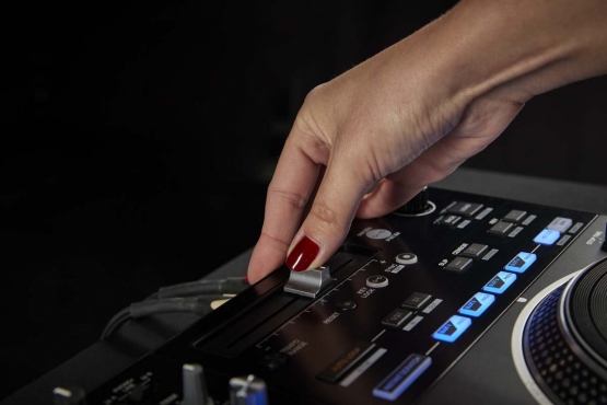 Pioneer DJ DDJ-REV7, Serato DJ Pro Controller - Verfügbar