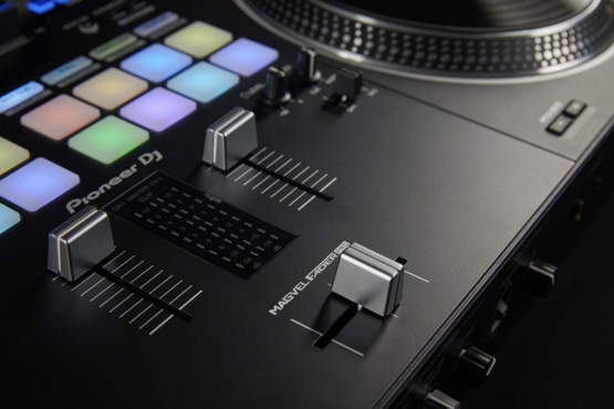 Pioneer DJ DDJ-REV7, Serato DJ Pro Controller - Verfügbar